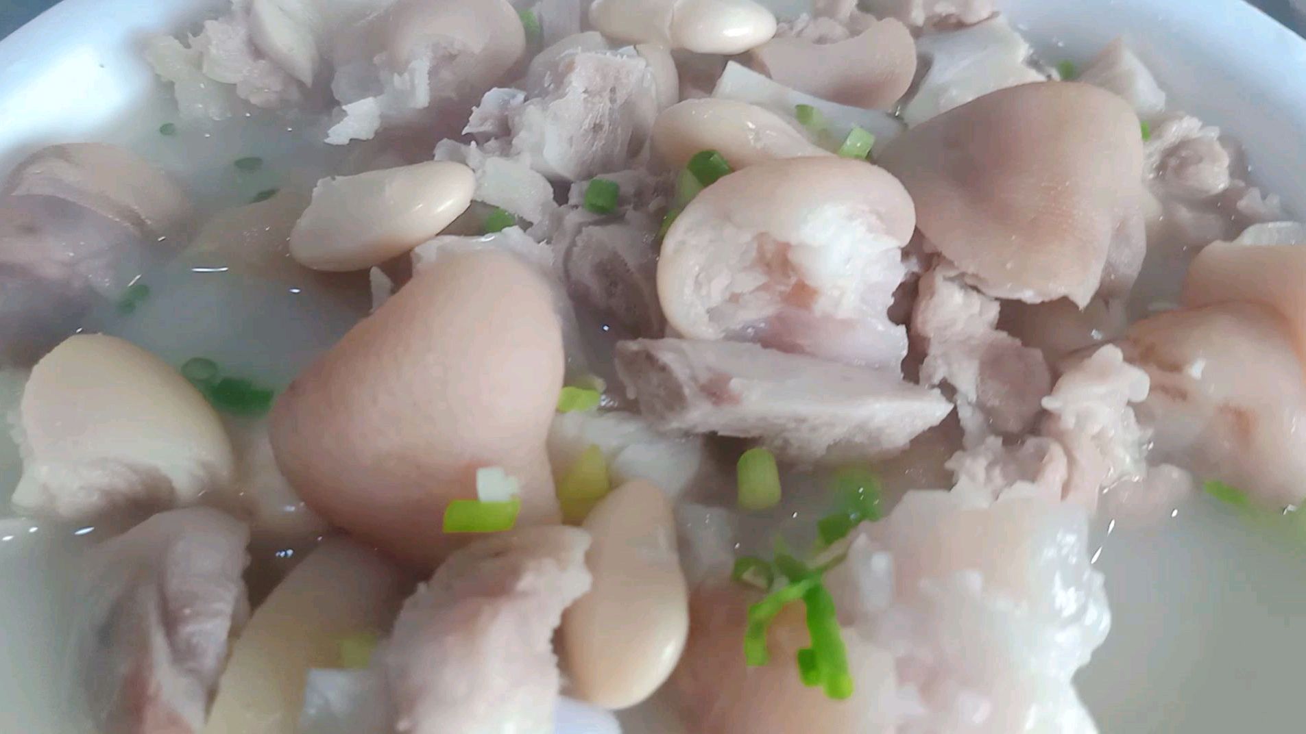 怎样做猪蹄汤没腥味?大厨教你技巧,入口软糯,汤浓鲜香脱骨