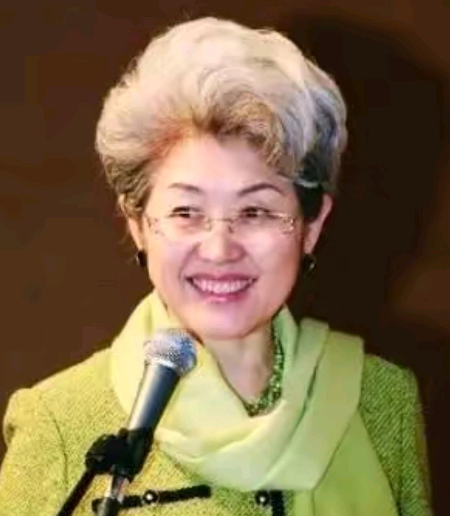 她56岁任外交部副部长,全国人大首位女新闻发言人,今年69岁