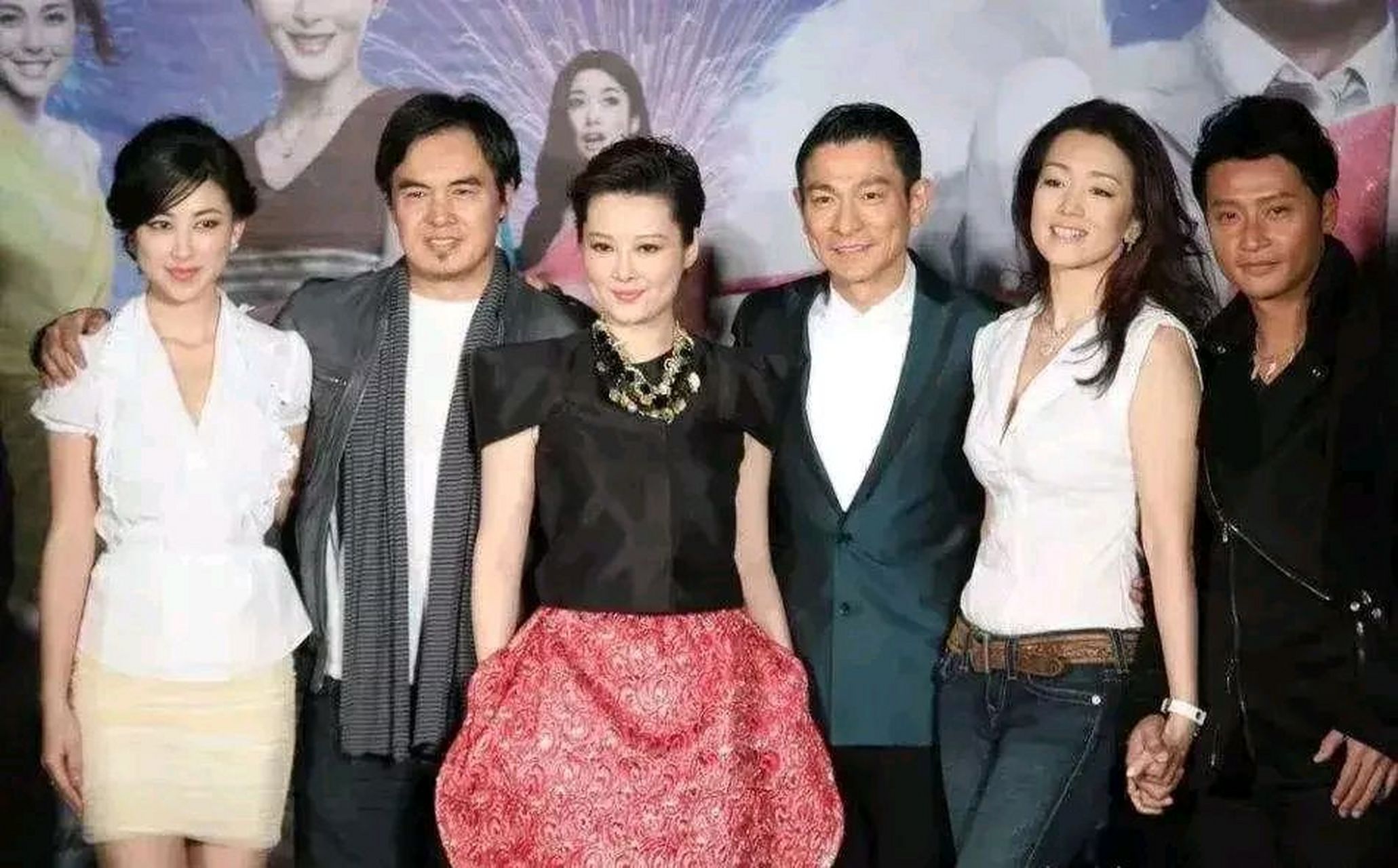 刘德华坐在巩俐和袁立中间,竟然打起了瞌睡 巩俐无所谓,一副很坦然的