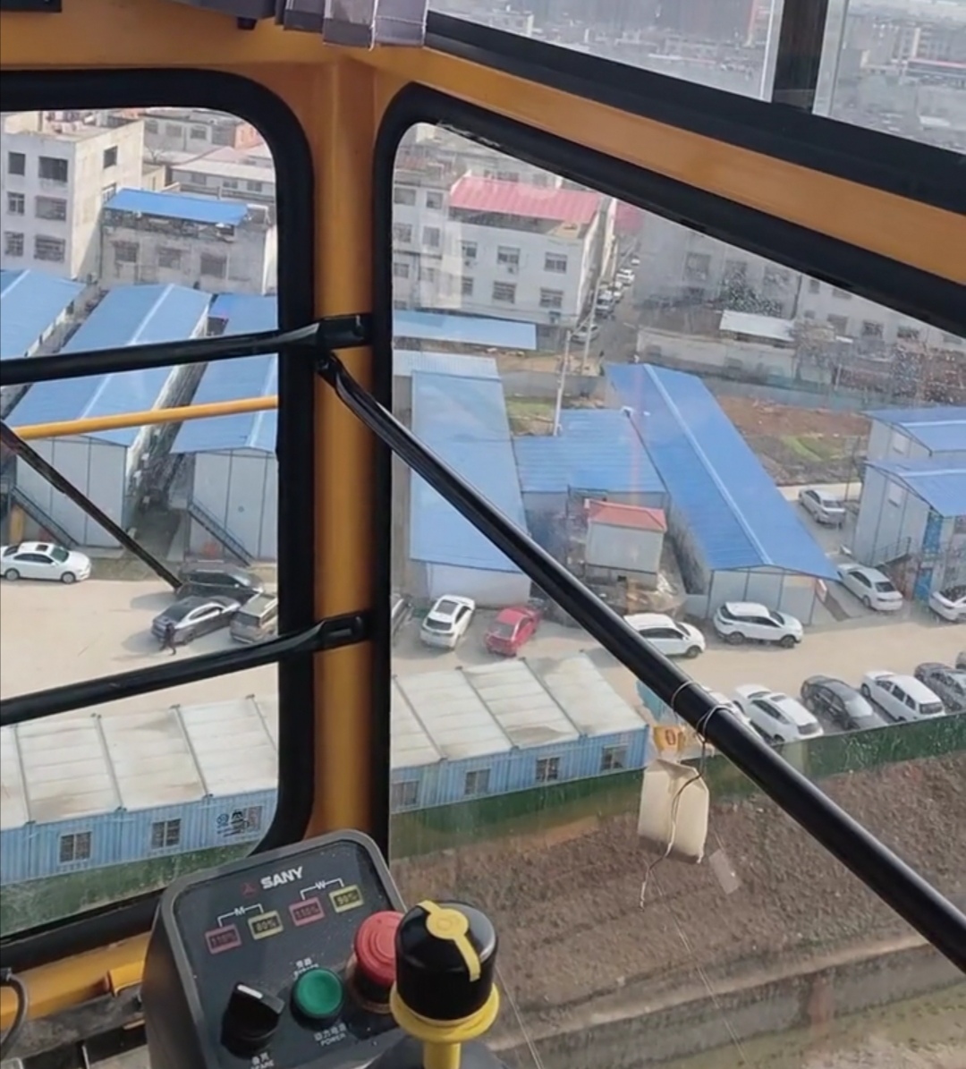 这跨行挺离谱!河南一24岁女大学生,护士转行开塔吊,原因太现实