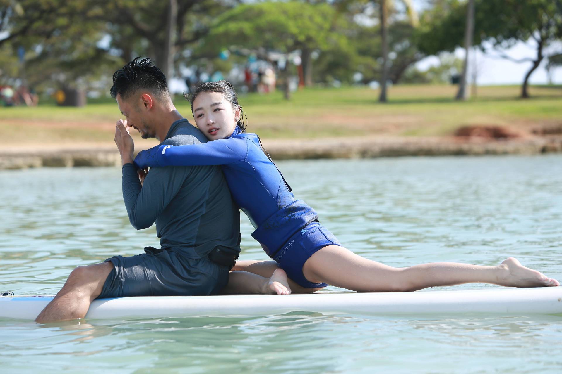 周冬雨余文乐水上瑜伽 676767,节目组太过分了吧,为什么要怼着