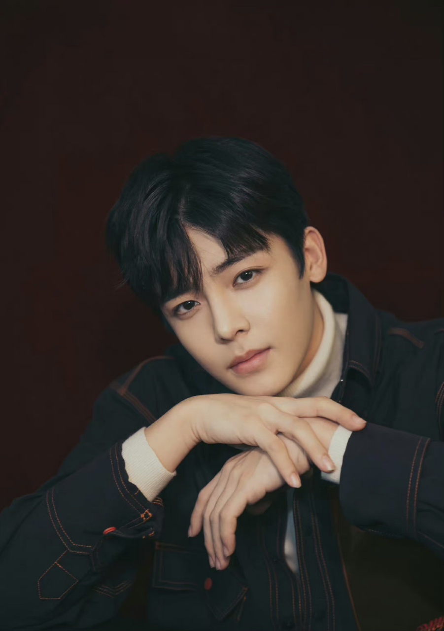 侯明昊还去韩国当过练习生,差点就组合出道了,不过他这张脸确实很符合