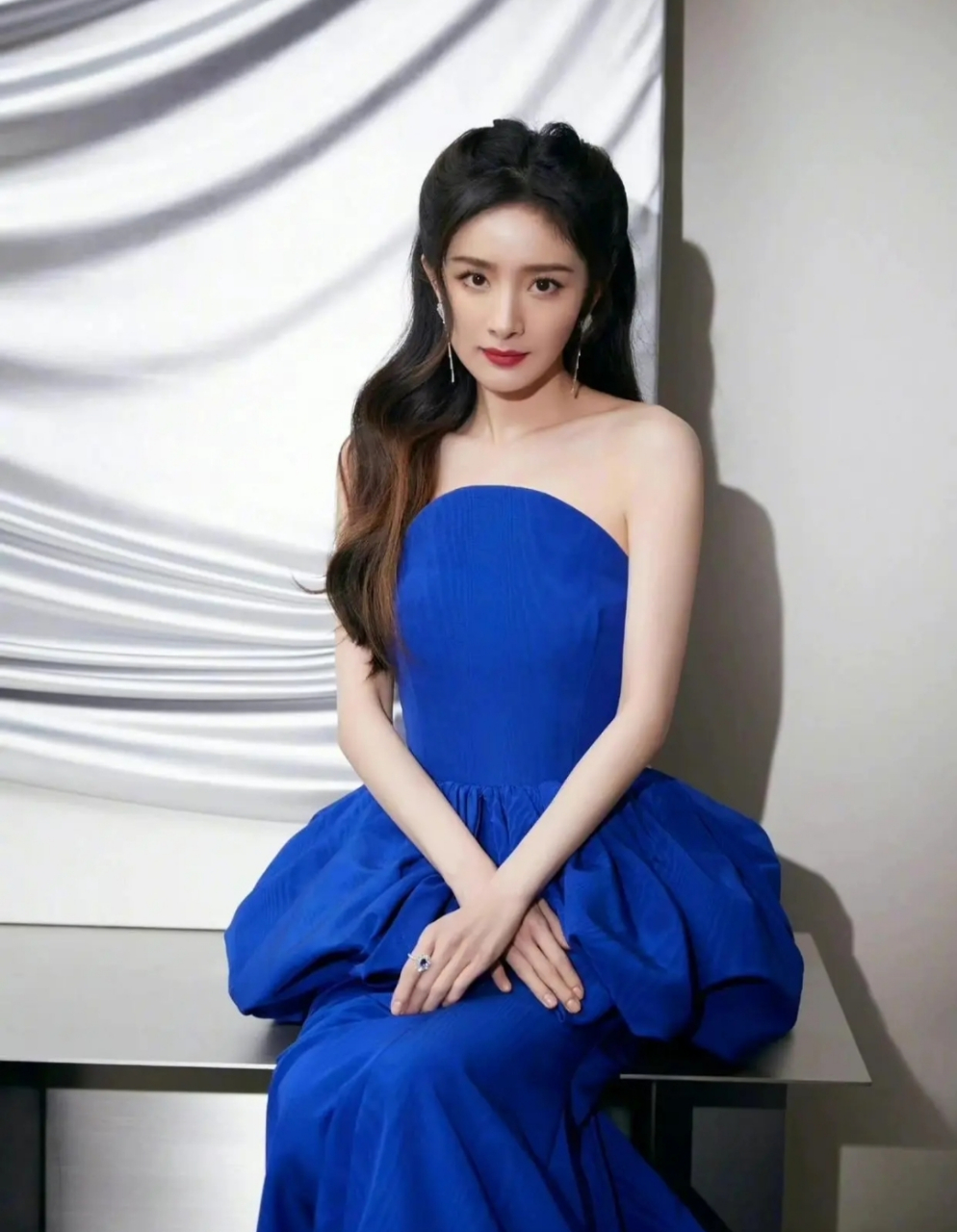 杨幂一袭蓝色抹胸长裙,搭配大波浪长发,优雅高贵,妩媚动人,举手投足间