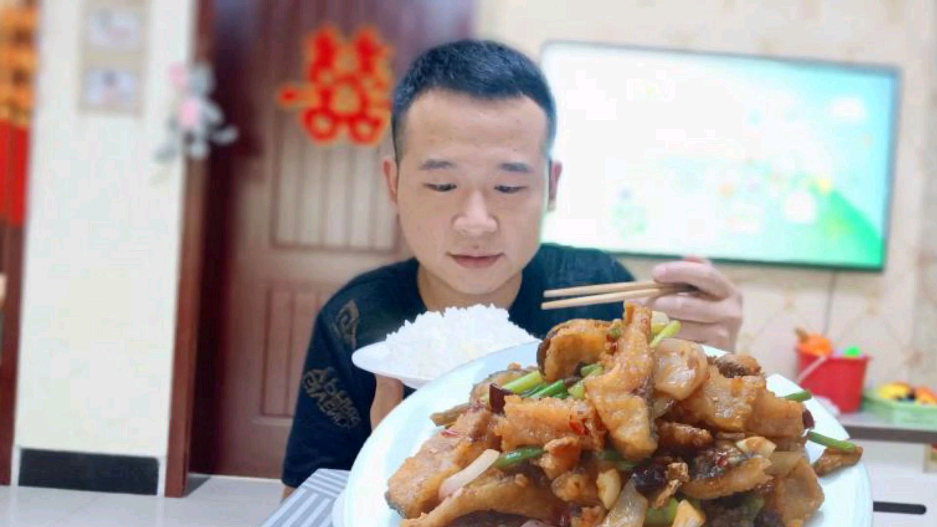 飞哥做了一大盘“红烧鱼块”,外焦里嫩,味美鲜香,一次吃过瘾!