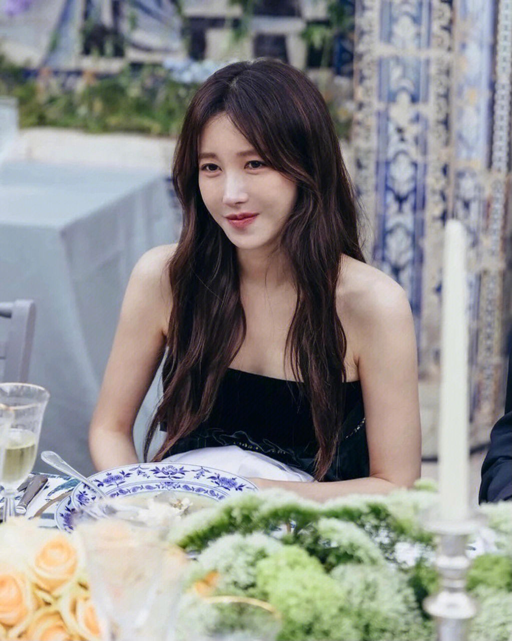 李智雅身穿墨蓝色抹胸裙出席时尚活动,比在顶楼里更美更贵气!