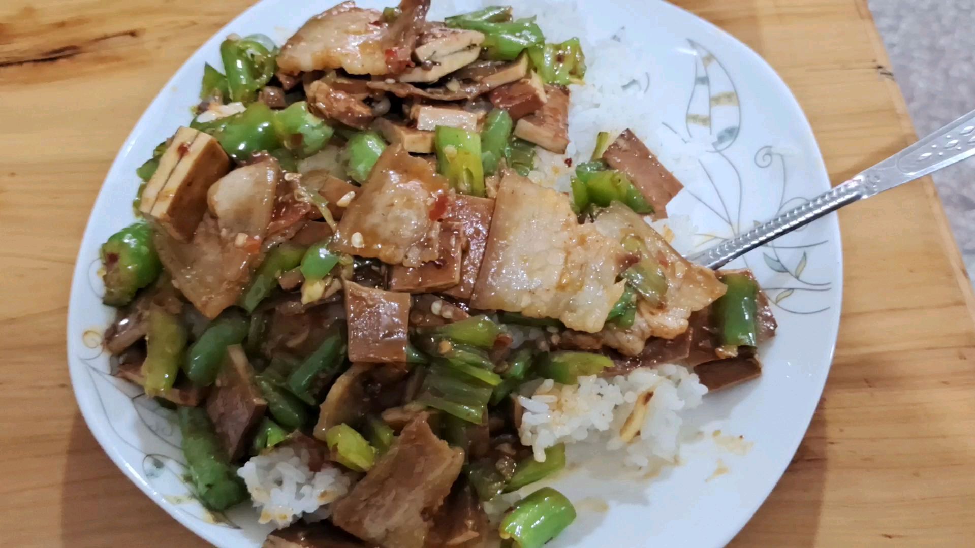 中午来一盘回锅肉盖饭