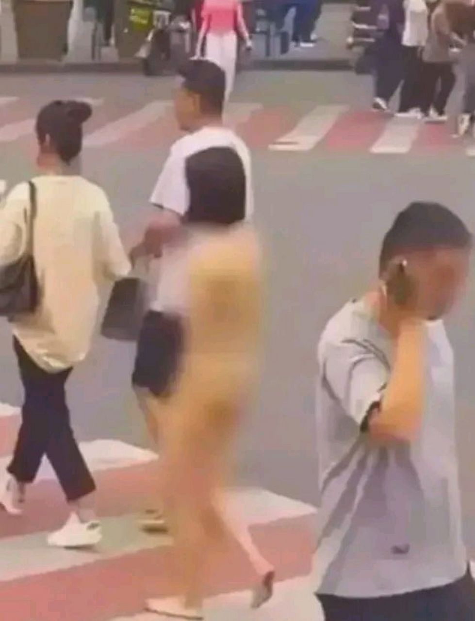 太离谱[震惊][震惊][震惊]女子街头裸奔引发社会思考和争议 67这位