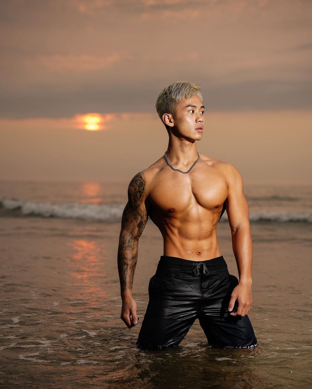 95后花臂肌肉男竟是时尚达人,古铜色的肤色尽显男人味,真撩人!