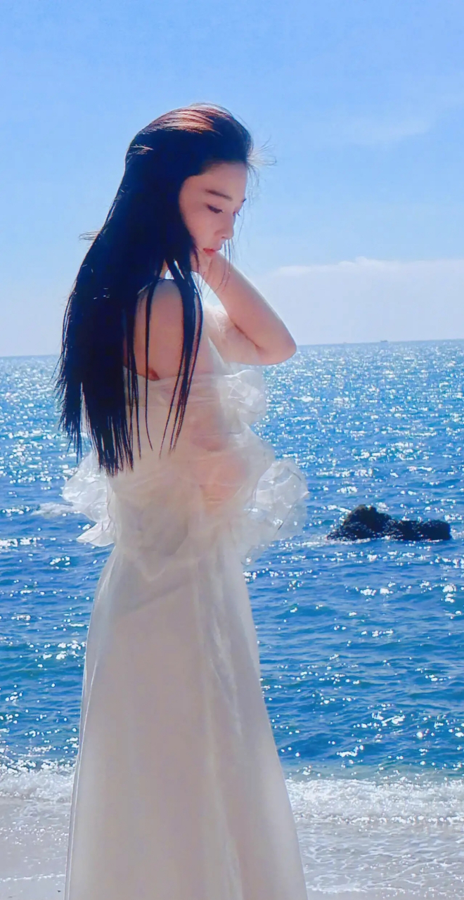 张馨予浪漫写真图片,性感优美!