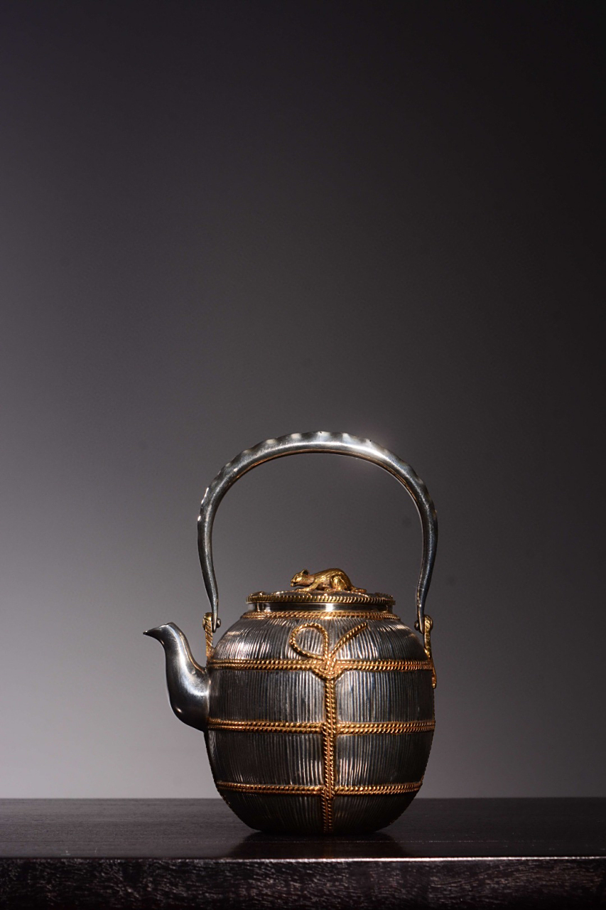 海外回流  荣月鎏金松鼠钮提梁银壶  高 16厘米,长13厘米,重338克