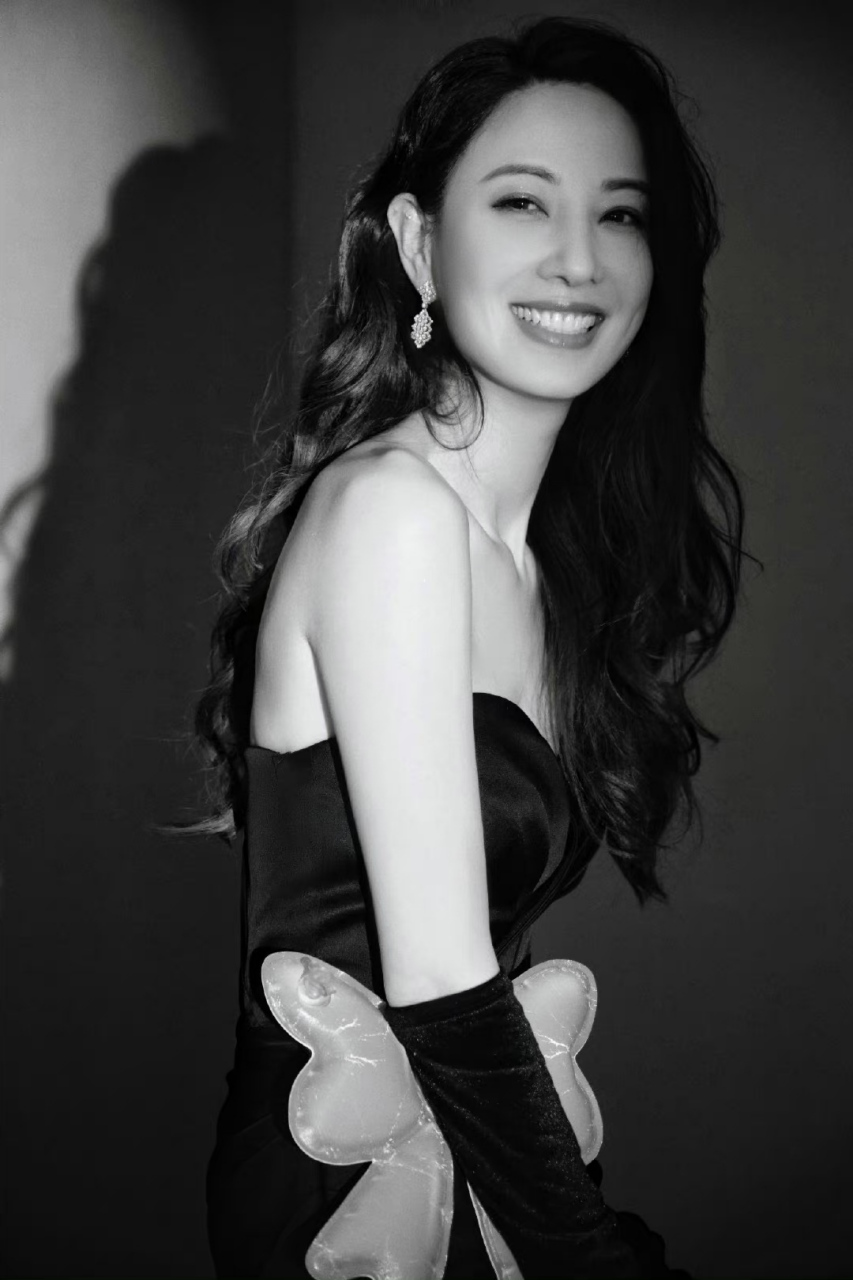 郑希怡# 一袭黑色抹胸波浪裙,尽显优雅气质,粉色蝴蝶结点缀灵动俏皮