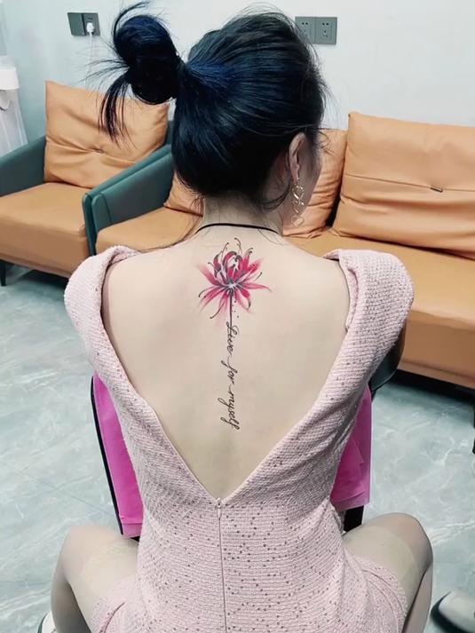 字母彼岸花刺青图案,看起来效果很好