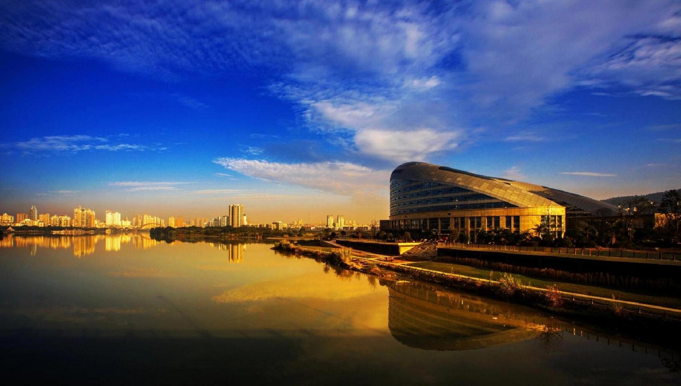 绵阳桃花岛国际度假酒店位于绵阳市经开区三江交汇口下游,5.