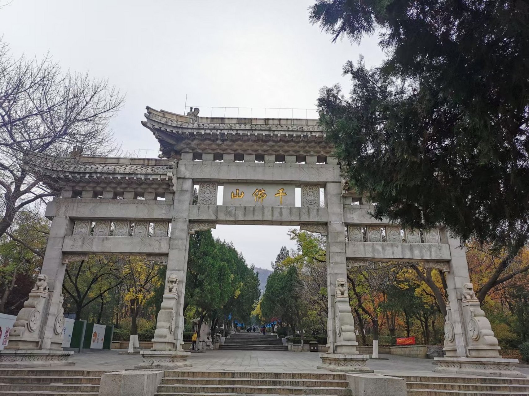 【文玉】走进济南千佛山和灵岩寺,有着千年历史的古刹,空气中漂浮着