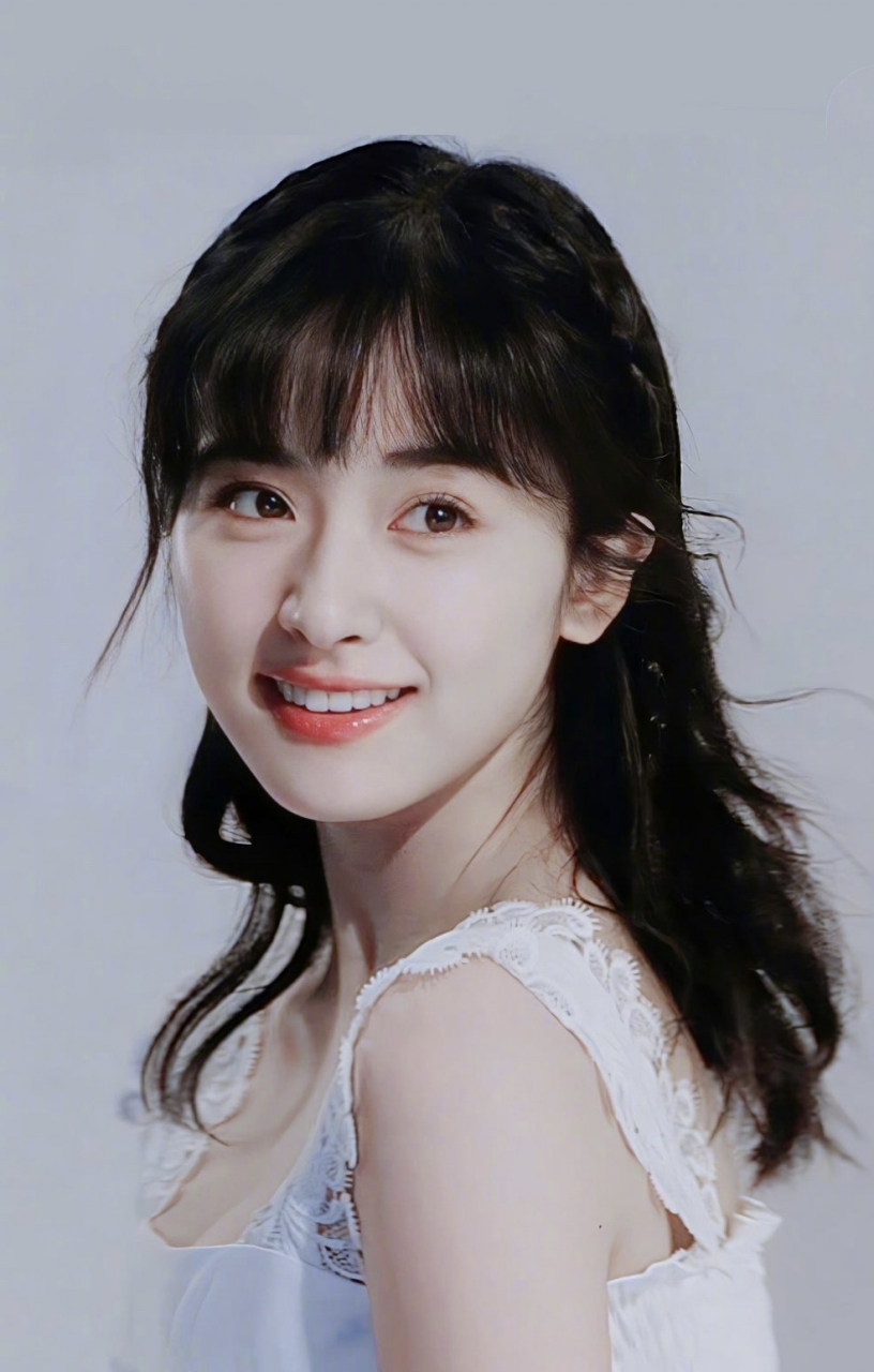 长发的沈月更有小白花那感觉了, 其实她真长得挺好看的