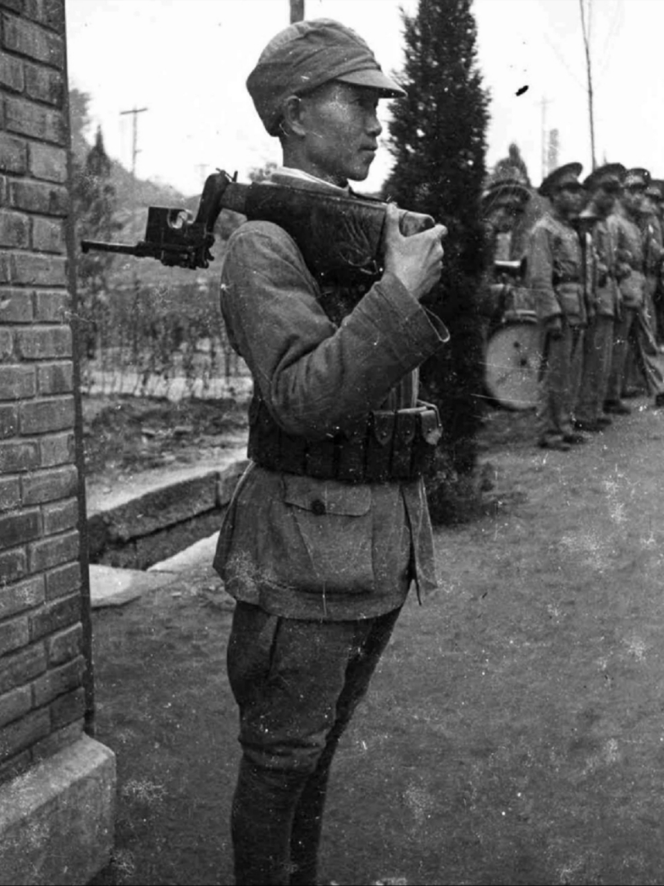 1941年,抗战时期的山城重庆,国军士兵正在站岗,他扛着特殊制式的机枪!