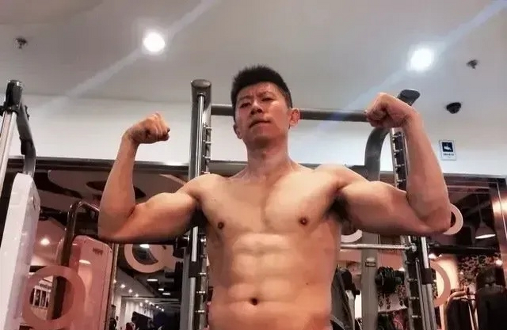 46岁的夏雨也太自律了吧,这肌肉真是没谁了,快50岁的人了,腹肌还这么