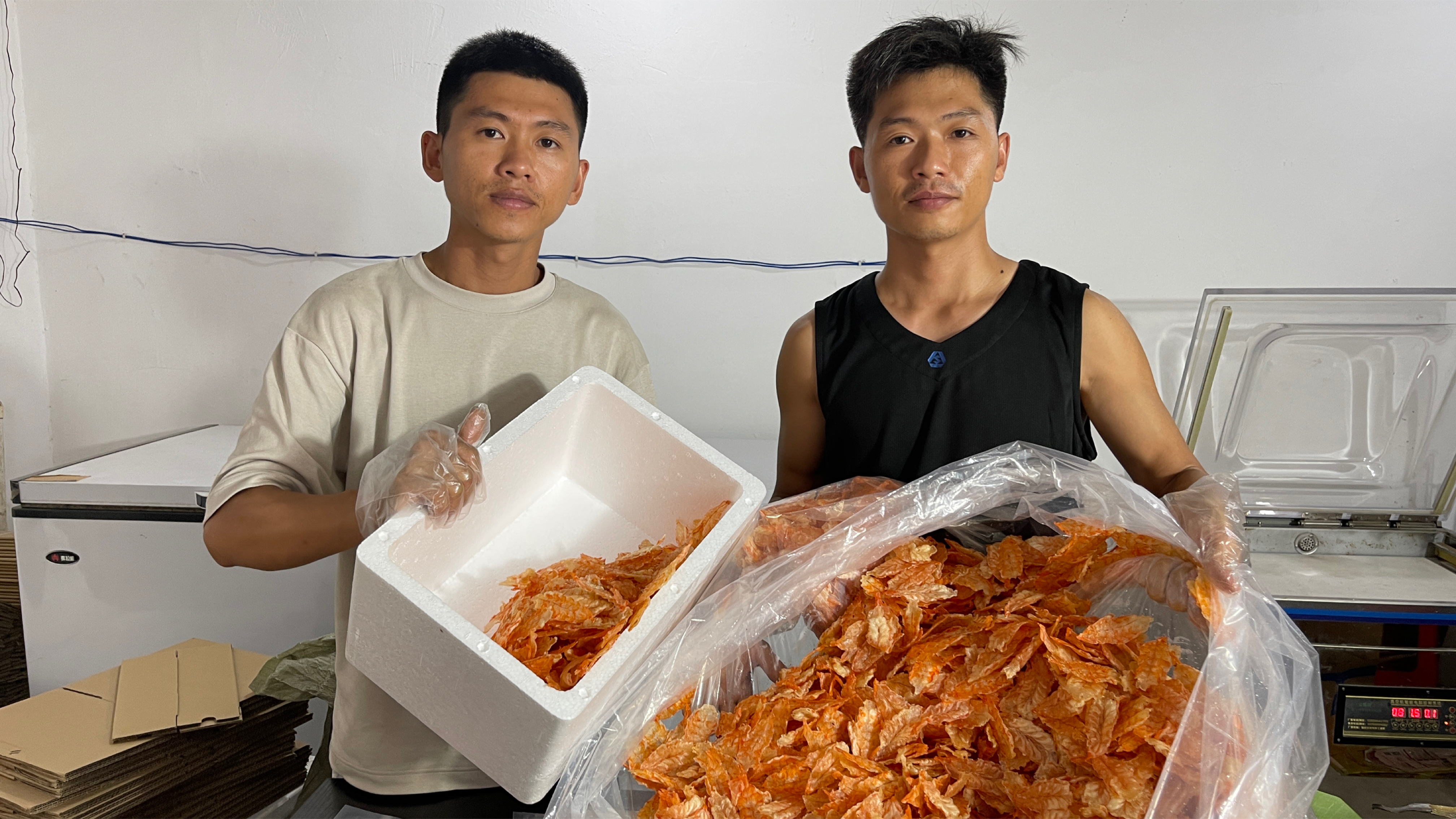 阿旺带土特产去市里找二哥,二哥反手就给一箱2000的海鲜,真霸气