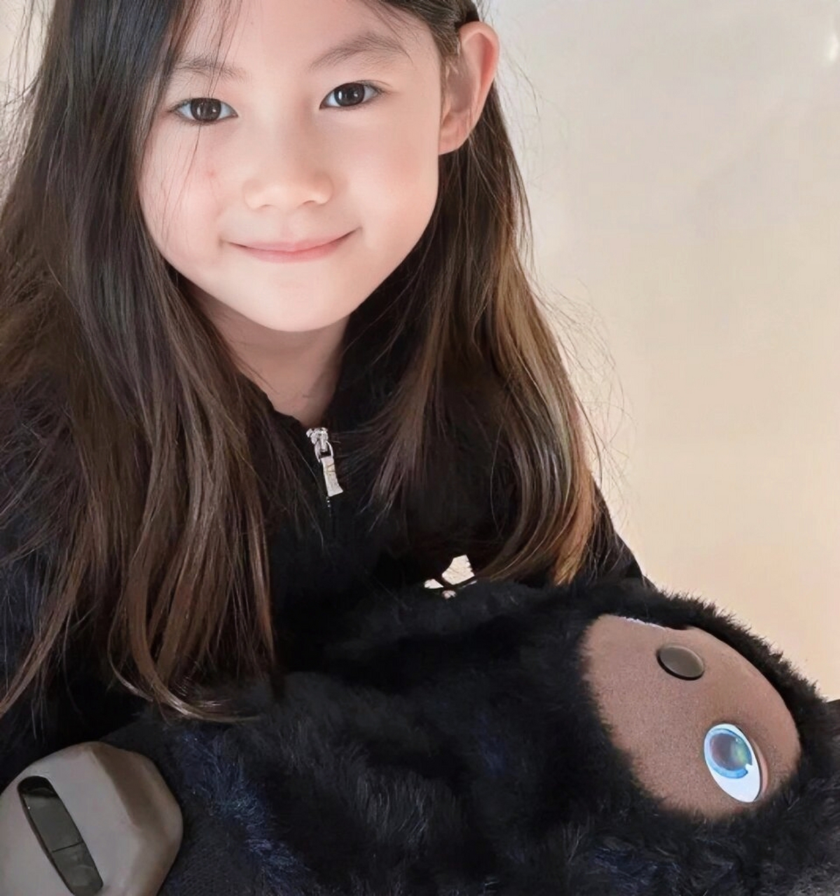 她可是陈冠希的软肋呢 陈冠希的女儿alaia很爱笑,六岁的小女孩很是讨