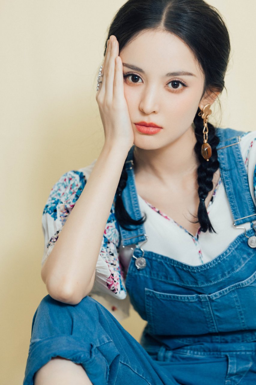 气质高雅,风姿绰约!#明星# #美女