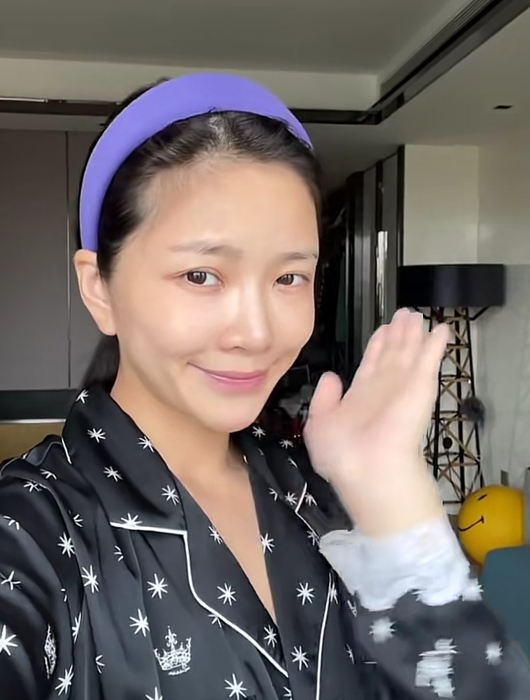 杜淳老婆王灿晒素颜自拍,劝告大家告别容貌焦虑,好心却惨遭吐槽