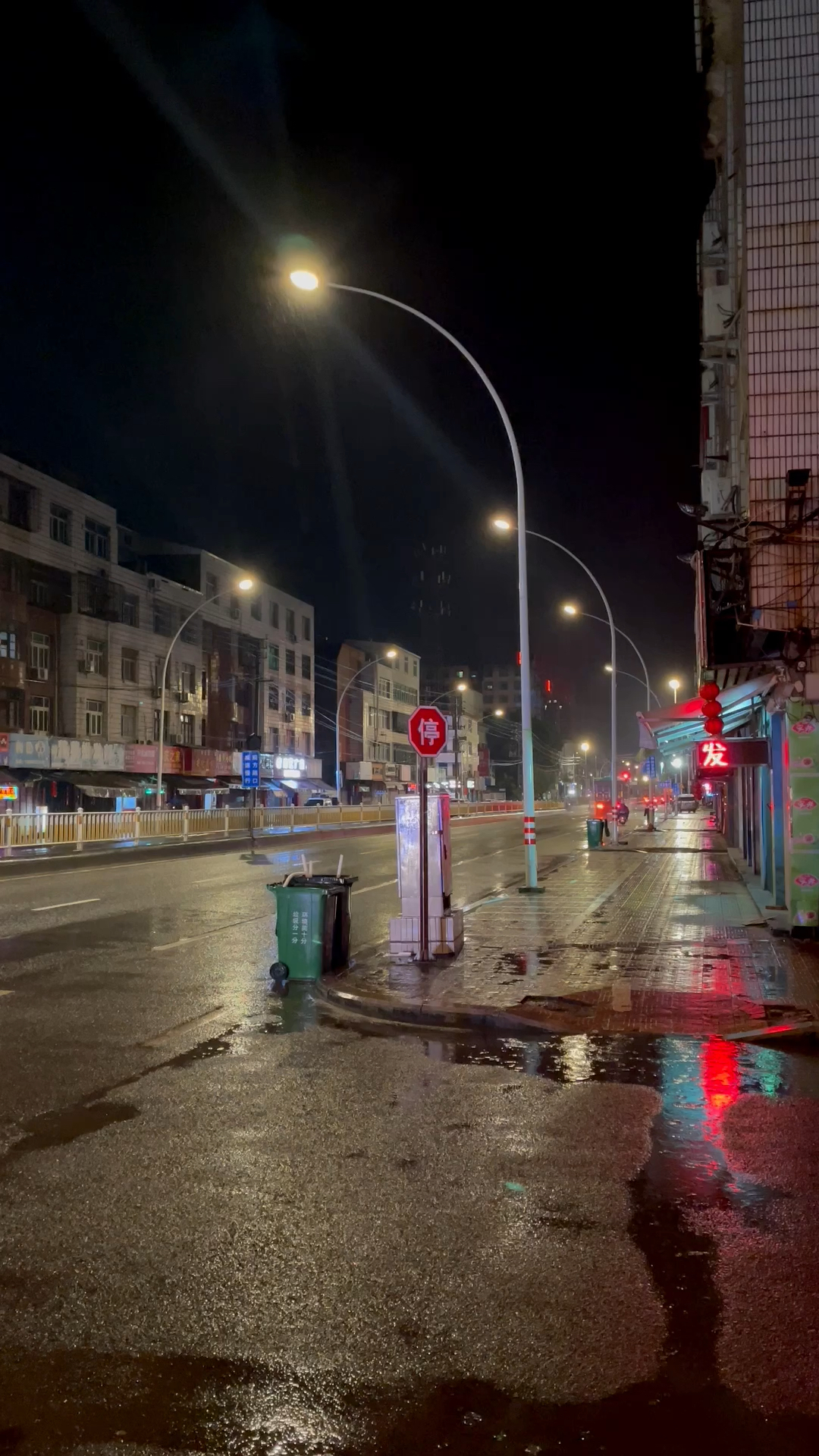 街头夜晚飘起冷冷的细雨@柒号家族