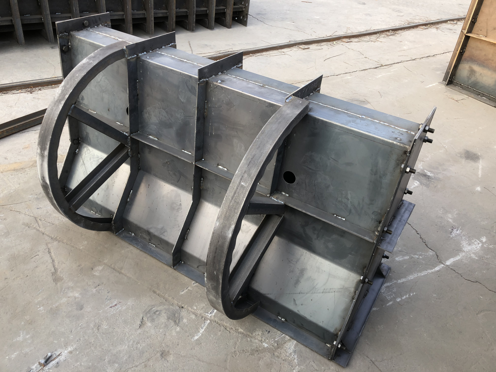 隔离墩钢模具# 隔离墩模具的制作是根据设计图纸进行的.