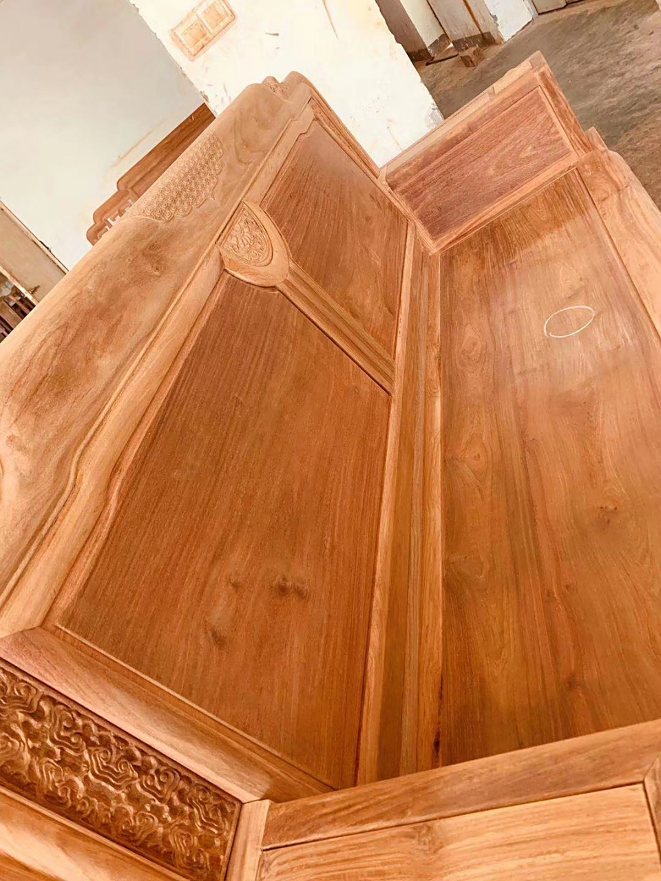 刺猬紫檀 如意沙发白胚 给大家欣赏一下白胚,做工精细,白皮极少.