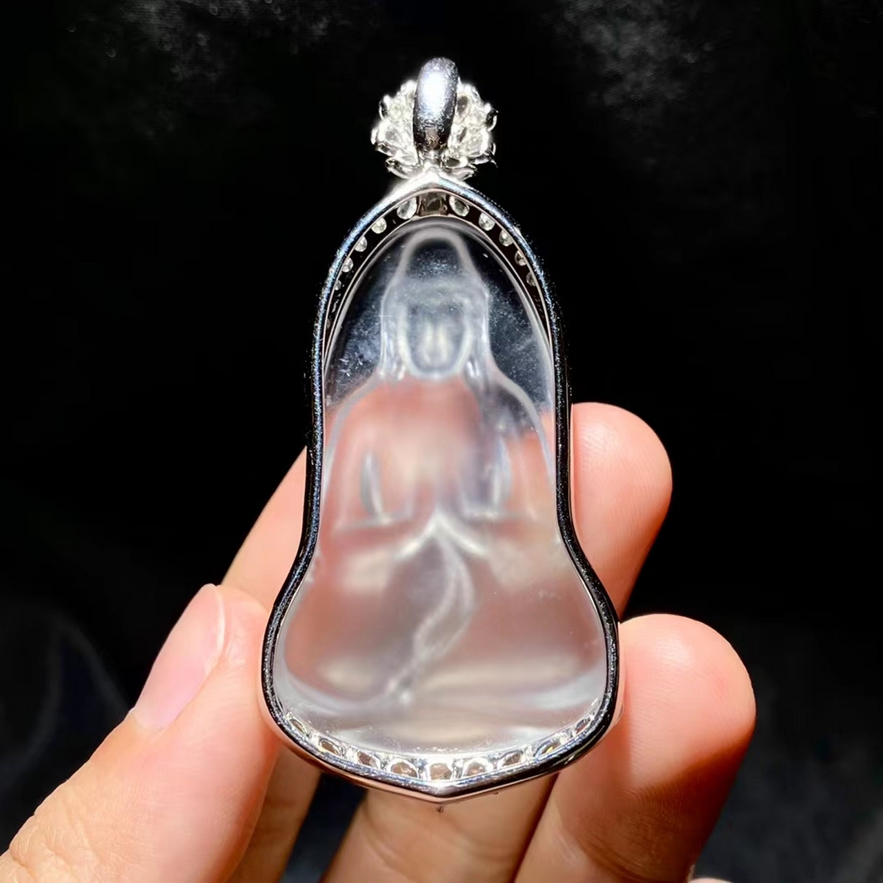 玻璃种翡翠素衣观音,通透水润的质地,流畅而灵动的