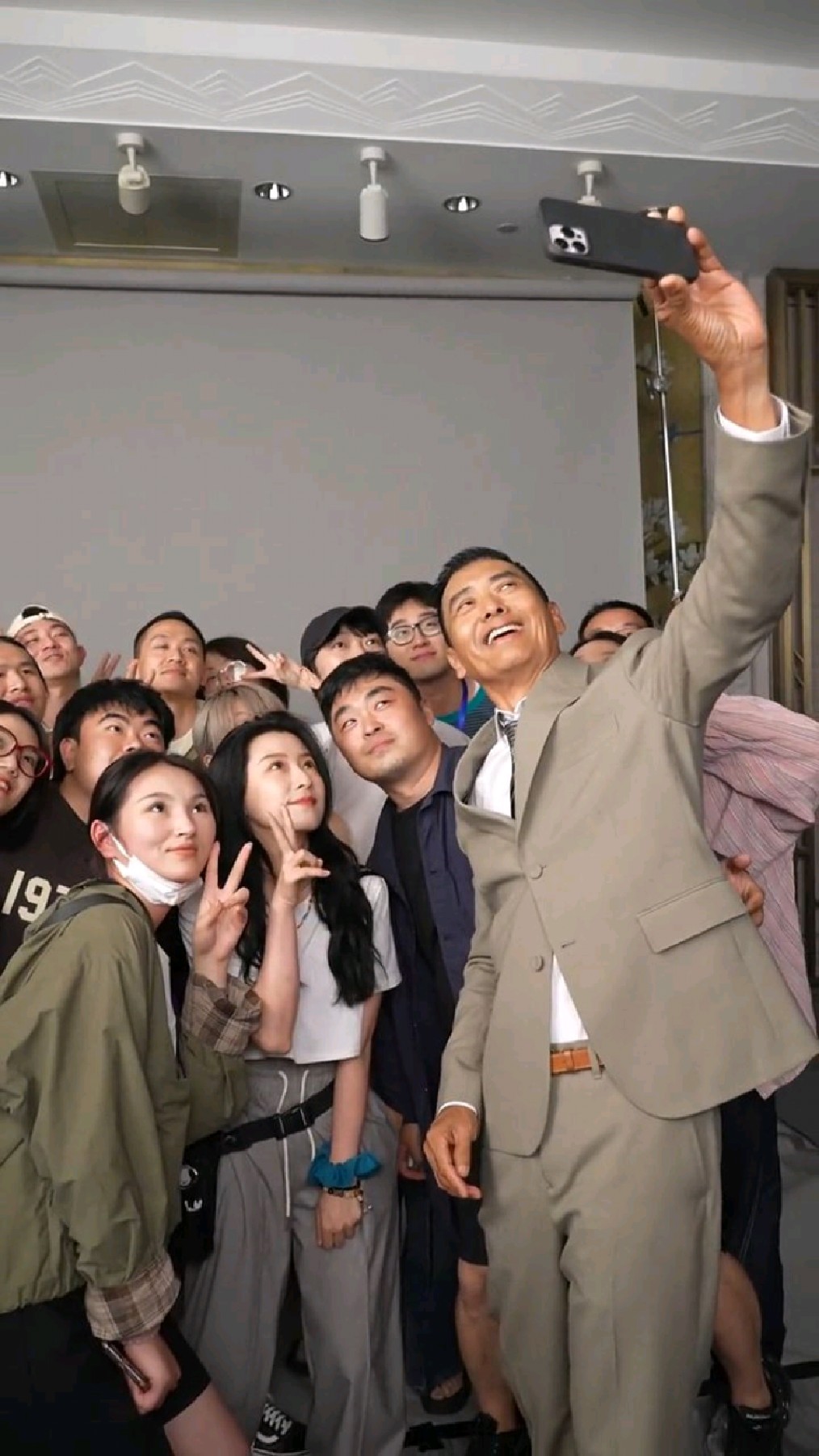 周润发活动结束后没有第一时间离开而是留下与所有工作人员合影留念