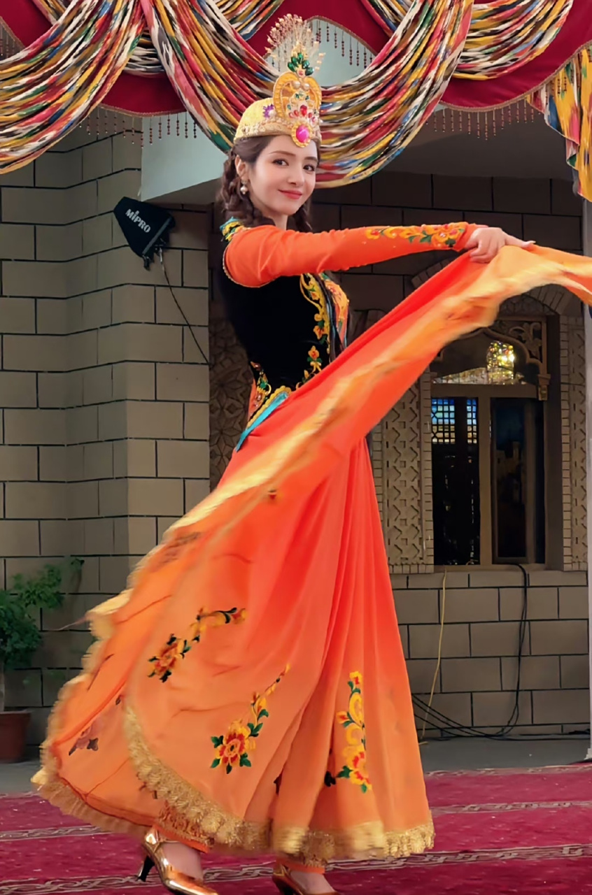 麦迪娜回新疆老家参加演出,穿上家乡民族服装甜美又自信,裙摆飞扬的