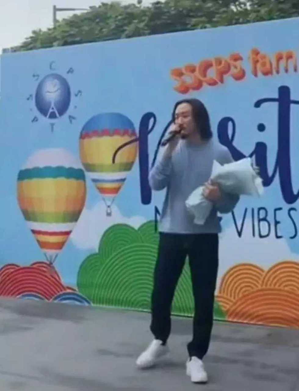 4月25日,许久没有露面的郑中基,现身香港某幼儿园演出,这次不是为了