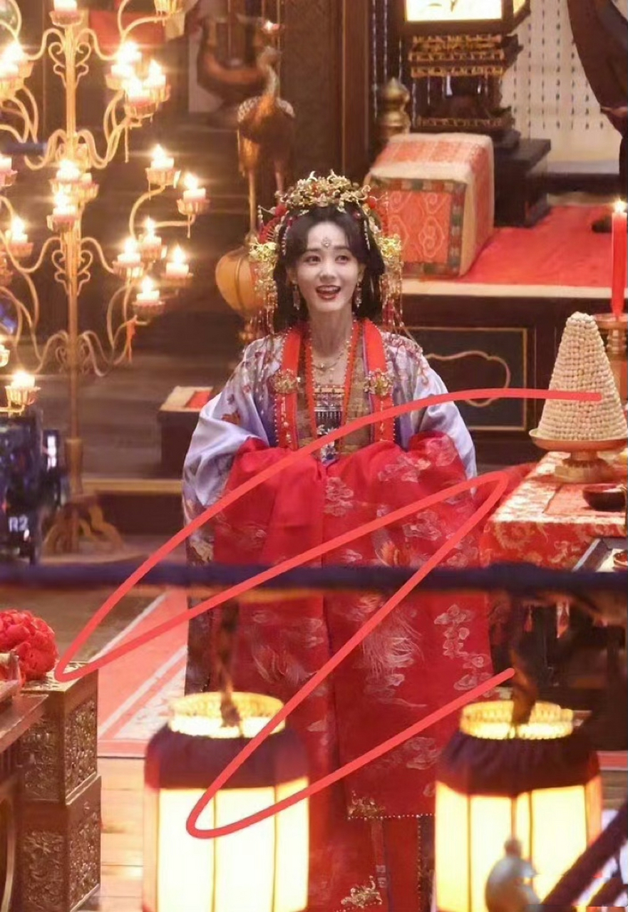 《云秀行》李一桐婚服造型,头应该很沉吧!