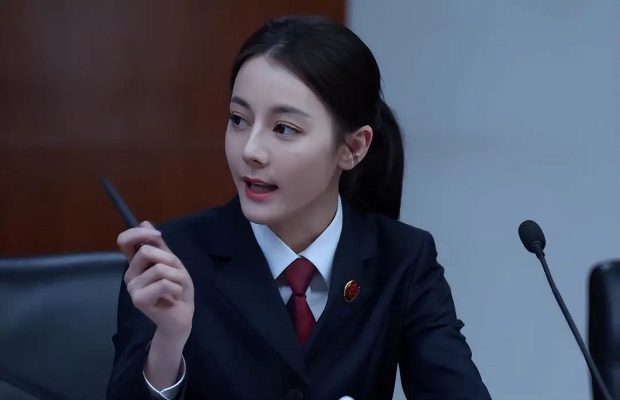 网友评论普法剧《公诉》中,迪丽热巴撑不起检察官角色