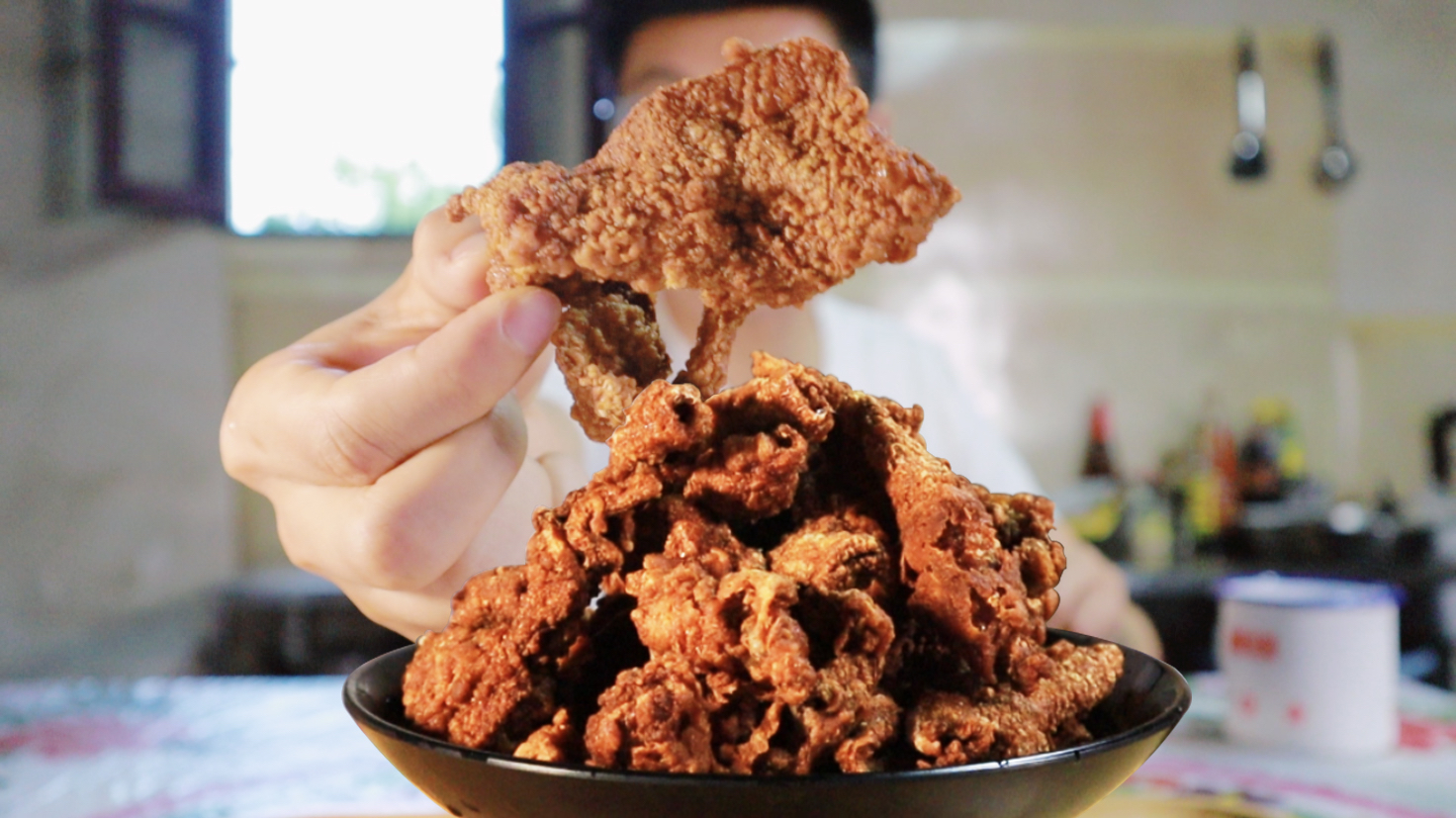 小伙自制一份酥脆炸鸡皮,口感嘎嘣脆,吃饱后觉得很腻