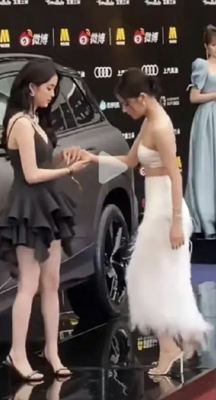 欧阳娜娜身高167,任敏身高168,可是站在一起时,任敏高跟鞋更高,看着却