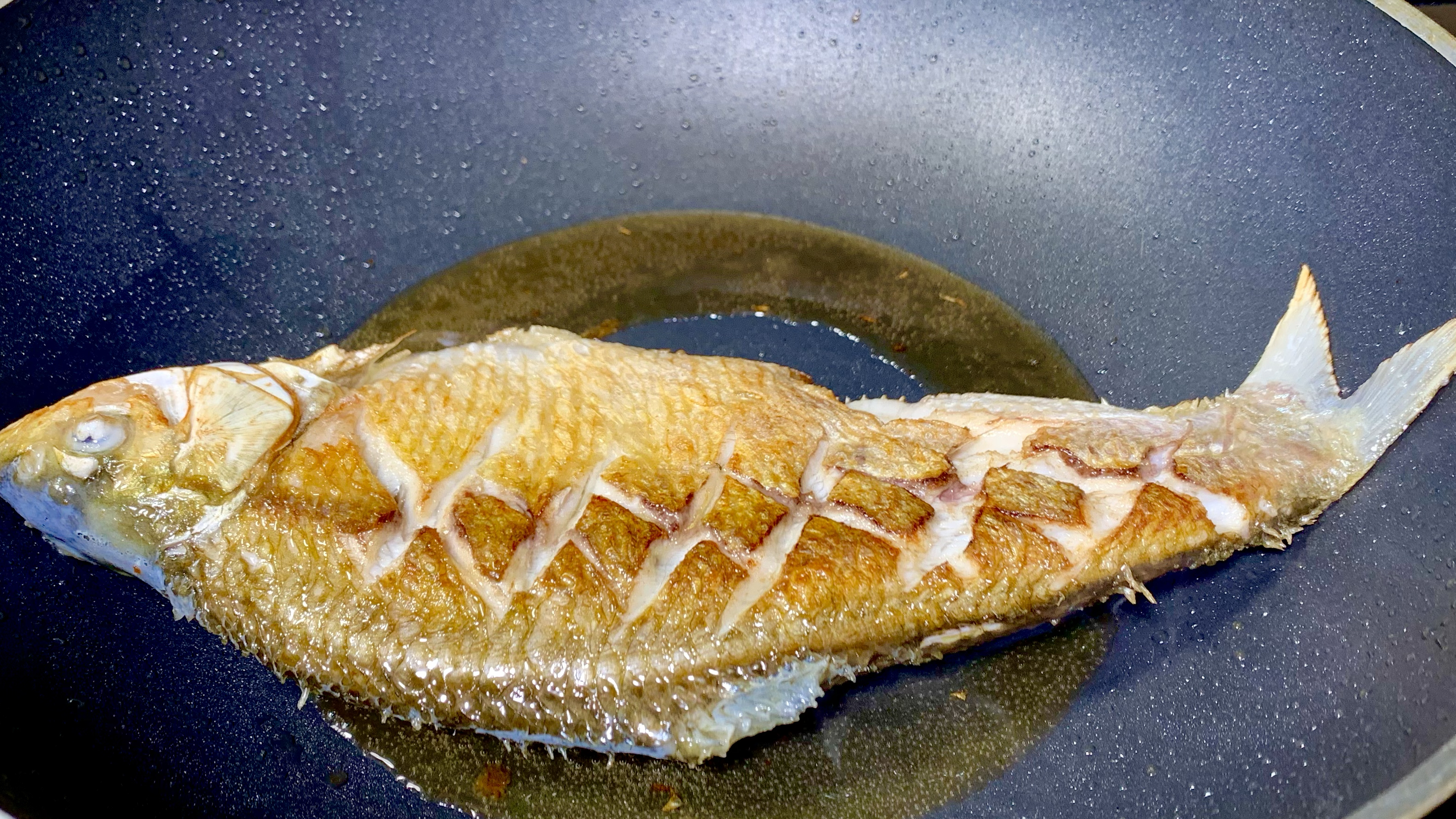 煎鱼怎样才不粘锅不破皮呢,阿朝分享2个重点,比红烧鱼还要好吃