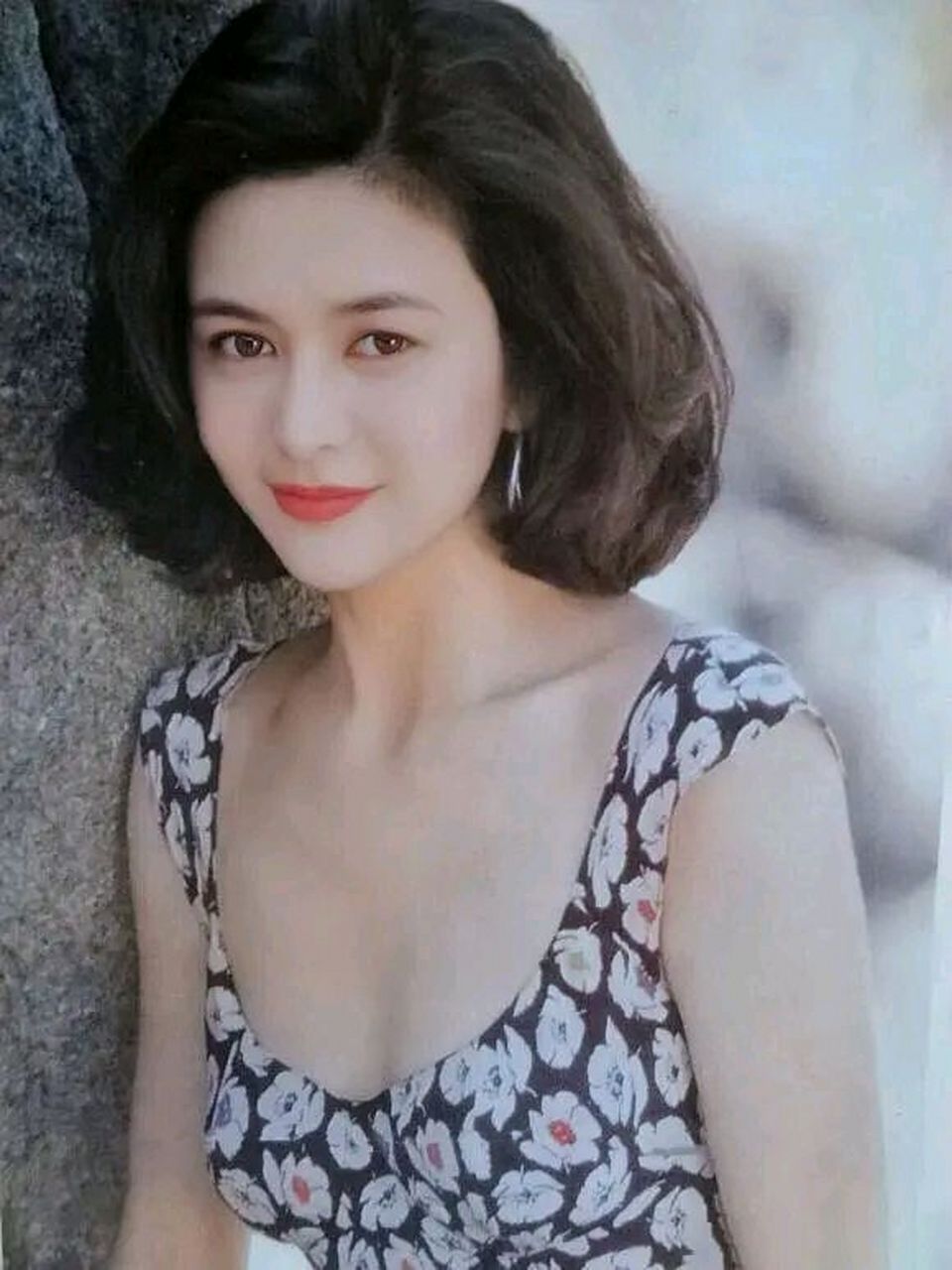 1982年,20岁的关之琳通过电影《猎头》,认识了大自己18岁的富豪王国旌