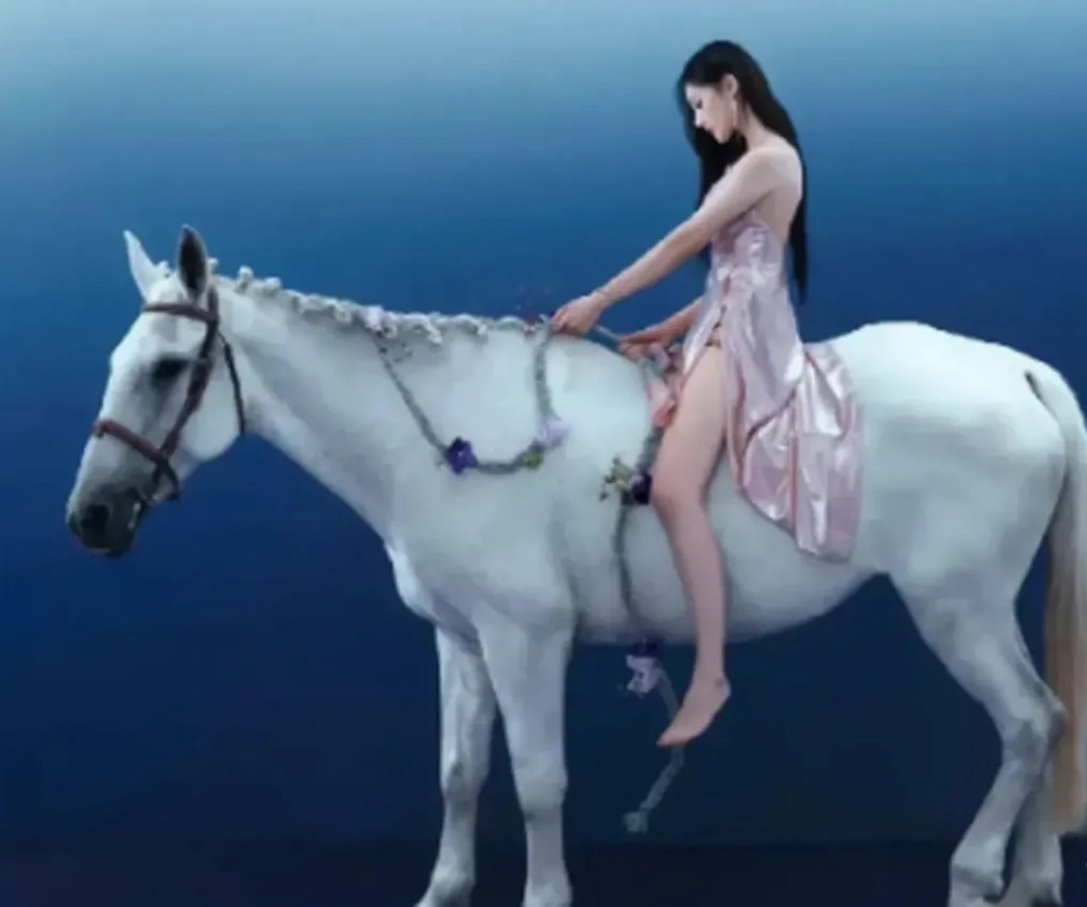 李一桐这组骑马照,美得让人有点睁不开眼睛 乖乖女形象的李一桐,五官