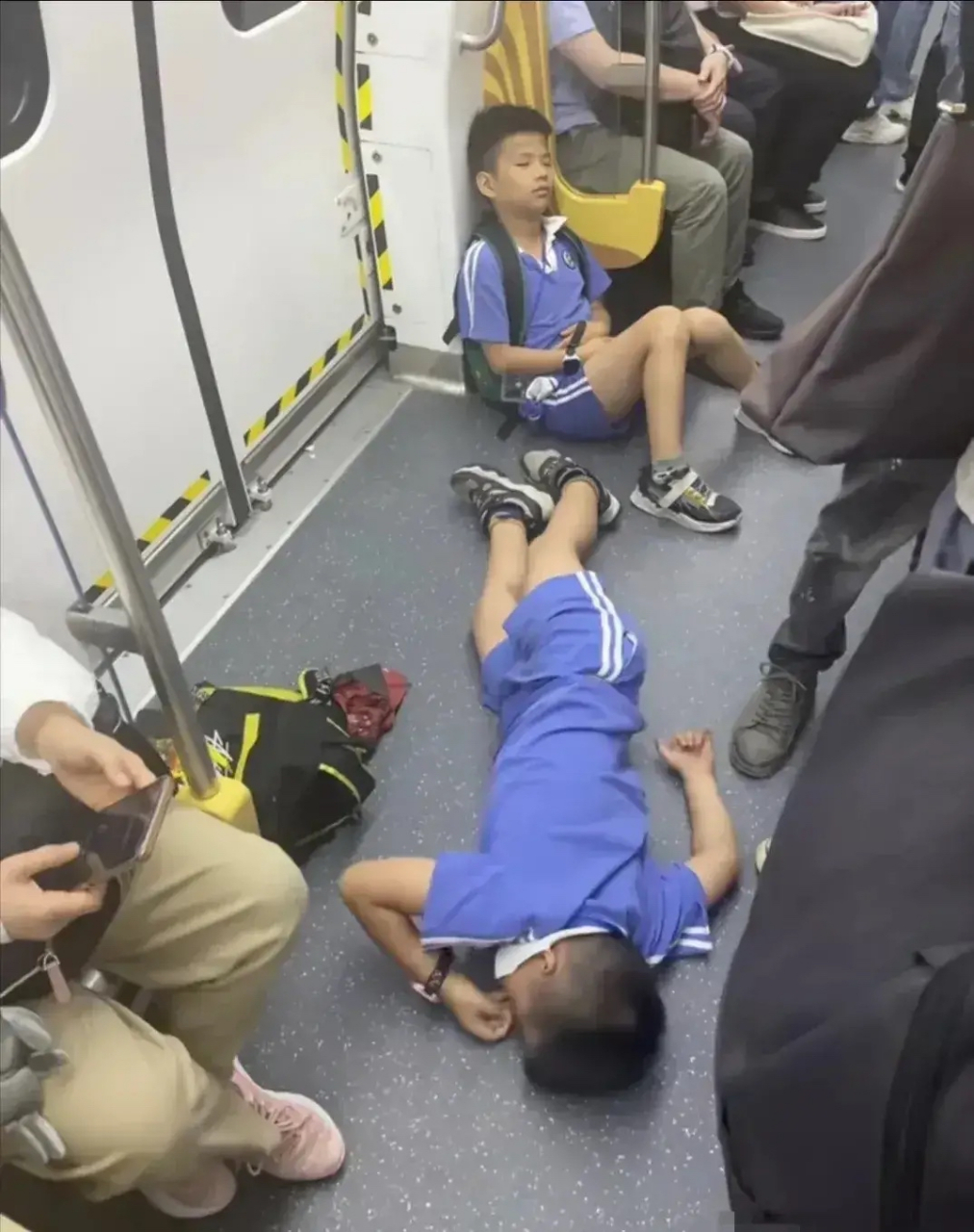 看看吧,深圳地铁上的小学生; 现在的小学生,太辛苦了吧; 在地铁上就