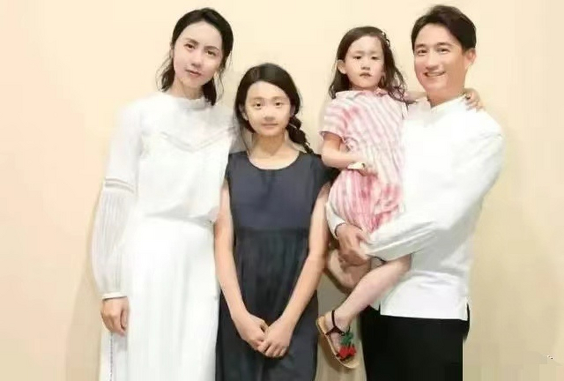 2004年,黄磊和孙莉结婚前一夜,黄磊给刘若英打电话"我要结婚了,如果你