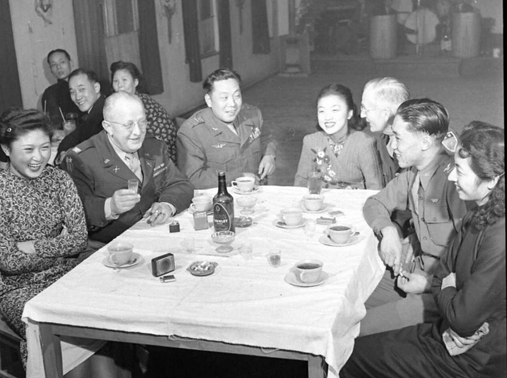 不少人把这几张错当成了李天霞的照片,实际上并不是,道理再简单不过: