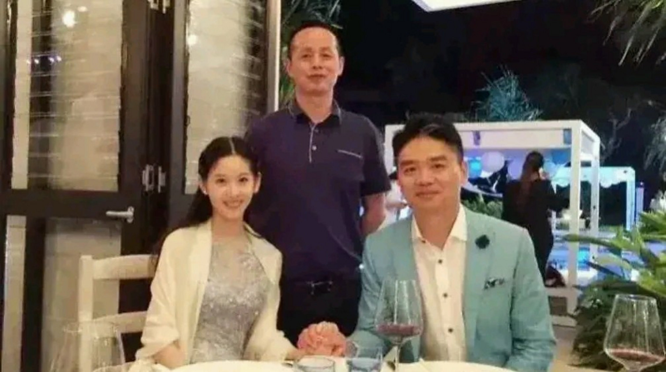 刘强东和娇妻章泽天以及老丈人章丽厚私下小聚,这张合影没看懂,到底是