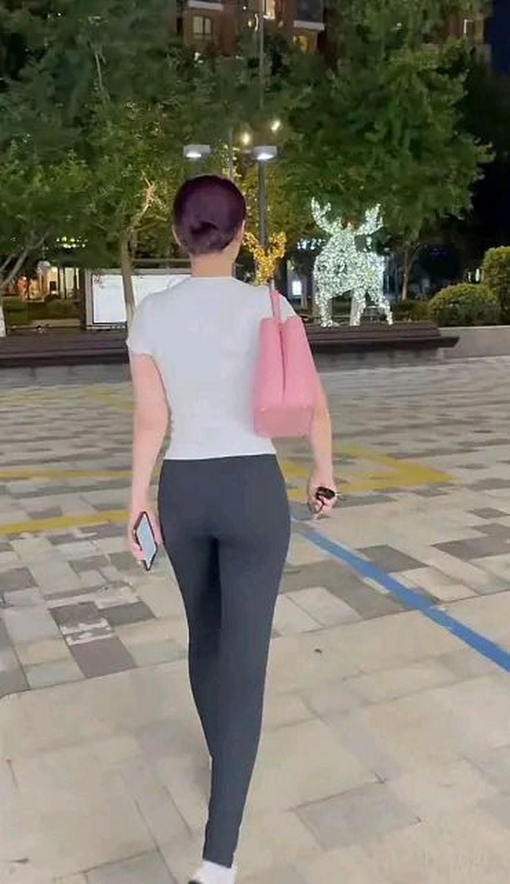 "大嫂"徐冬冬身穿白色上衣,搭配紧身裤,尽显完美身材,红唇配盘发,韵味