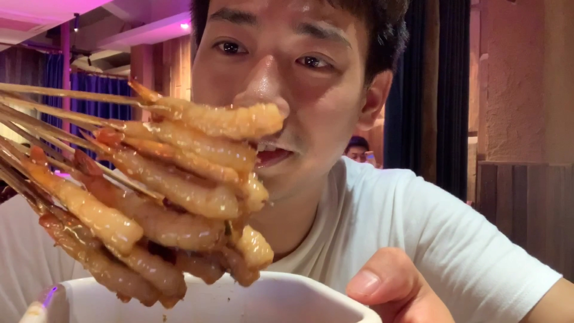 小伙把捞虾当饭吃真是过瘾