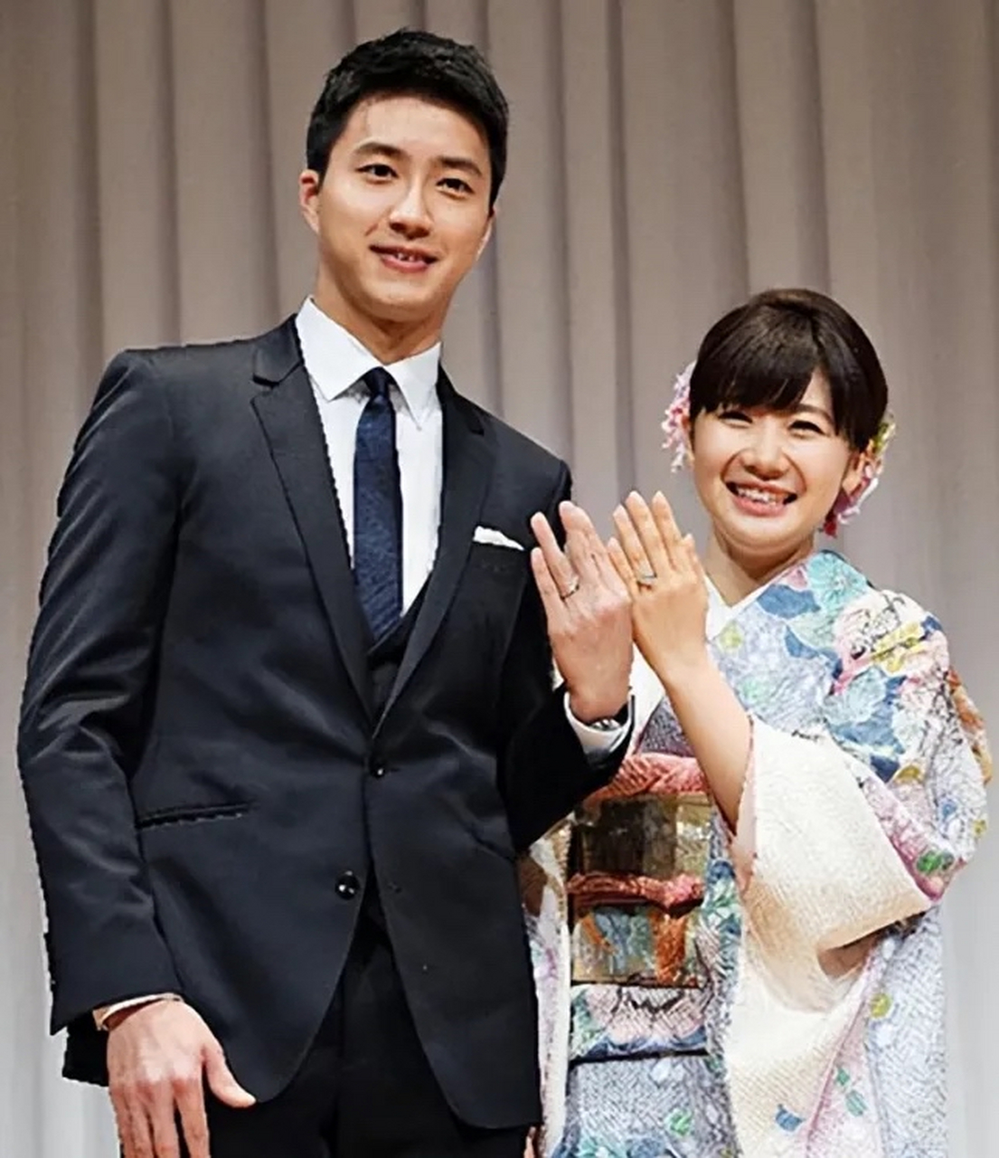 福原爱,日本女子乒乓球运动员,曾站在奥运的顶峰,被众多粉丝称为"