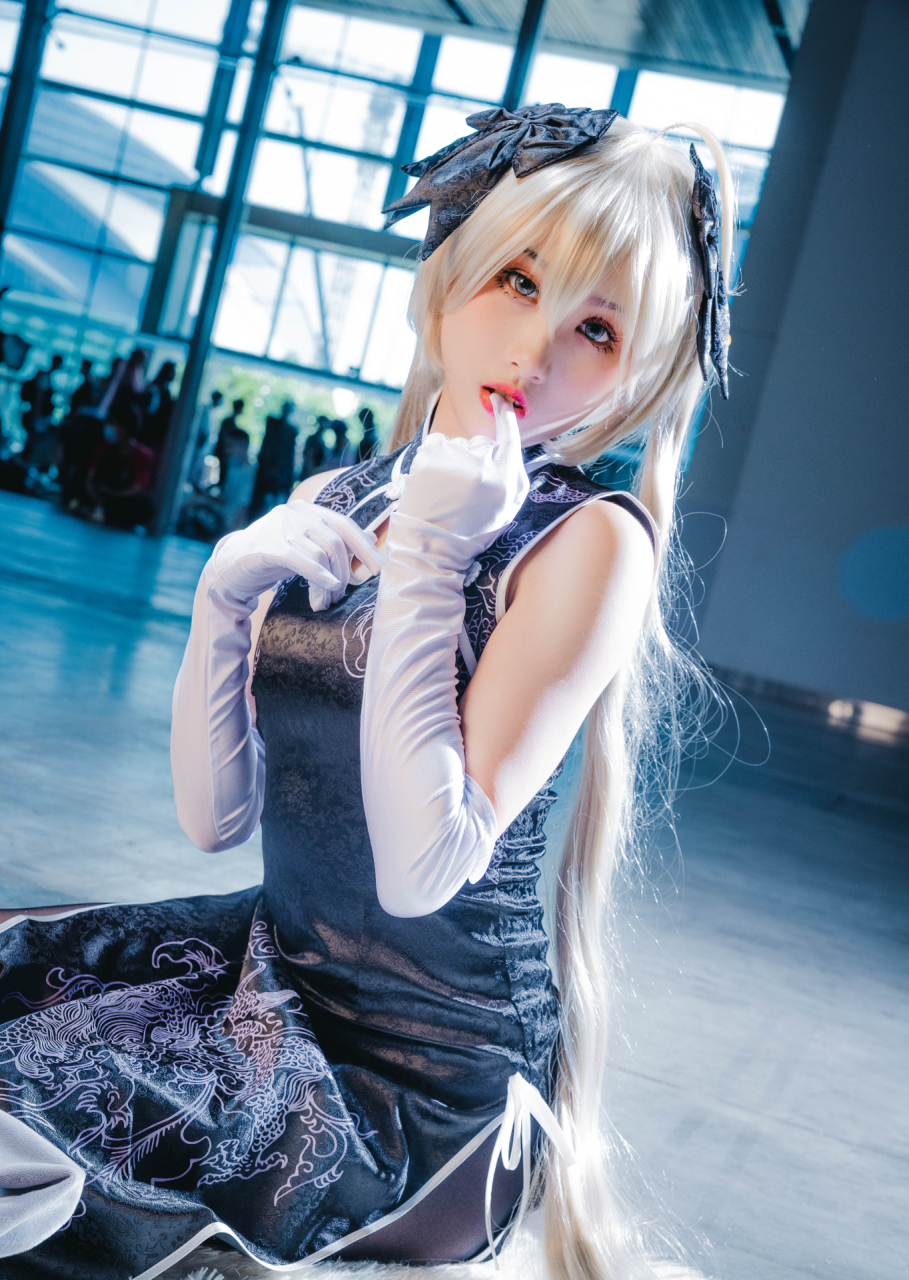 春日野穹cos,小姐姐穿上黑色旗袍再搭配上"黑丝",她cosplay的穹妹也太