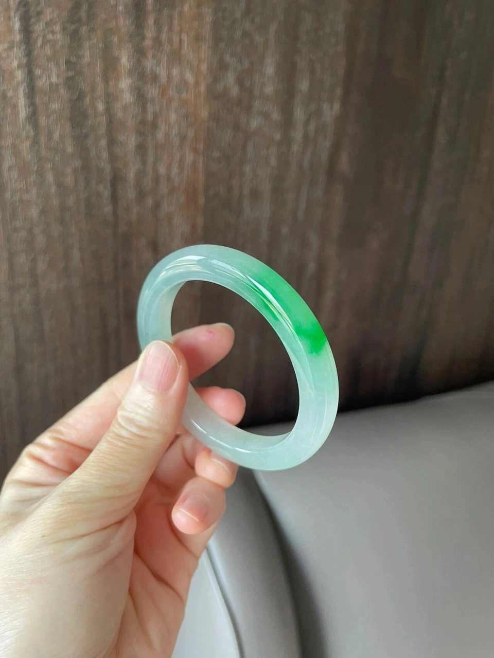 ||白底青翡翠手镯,底子细腻,起胶起光,种水一致,颜色