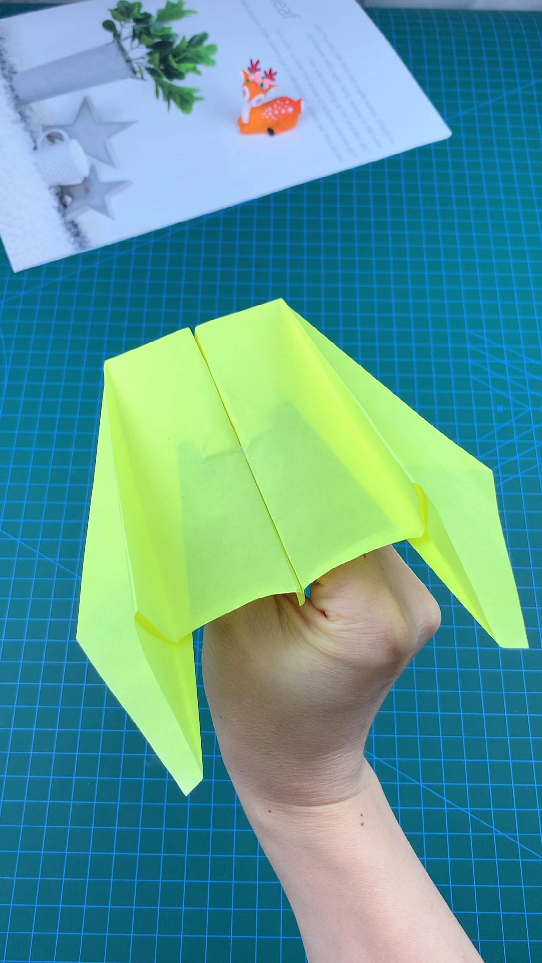 非常好玩的双翼回旋纸飞机