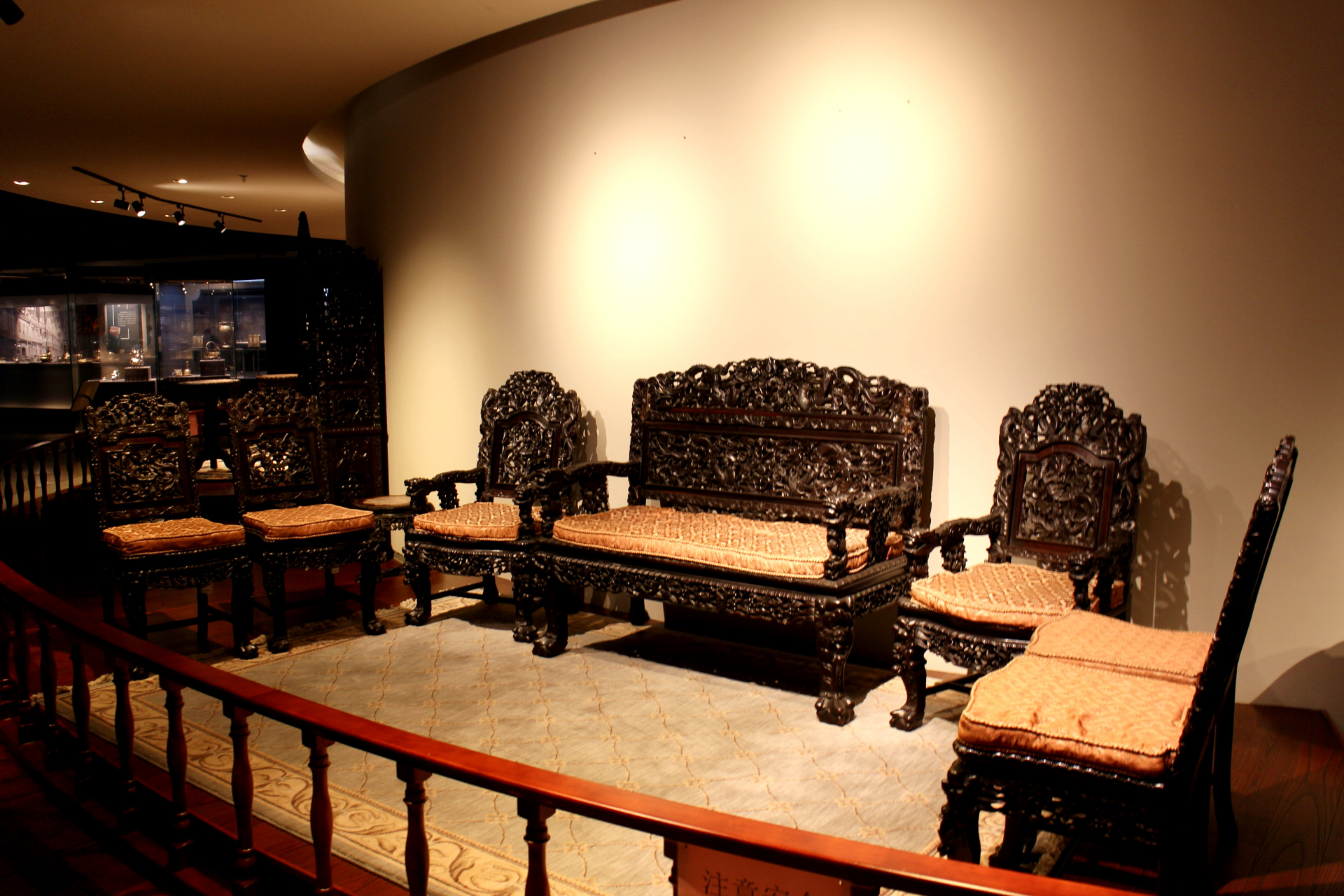 广州十三行博物馆3:--广东五常酸枝家具      清代广式家具畅销欧美